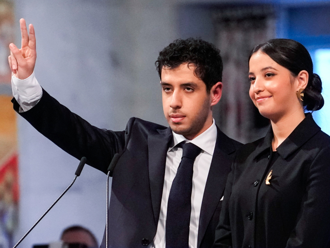 Ali Rahmani gestured with a peace sign after he and his sister Kiana had accepted the Nobel Peace Prize and delivered the Nobel Lecture on behalf of their mother, Narges Mohammadi. Photo: Javad Parsa / NTB